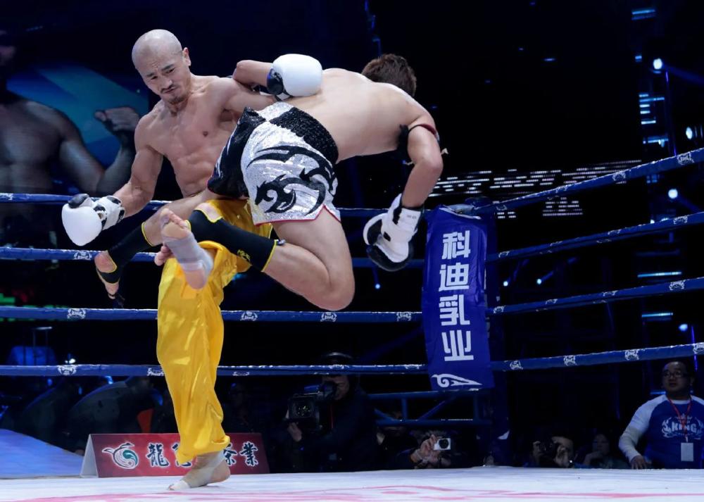 武林风18年庆典虎牙全程直播gai登台献唱粉丝他上擂台该多好