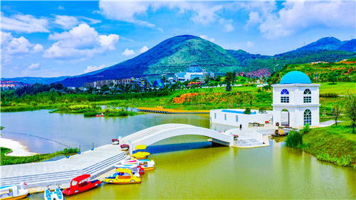 邊泡溫泉邊欣賞陽宗海美景;在溪棲山谷,搭個帳篷露營燒烤;在濱水溼地