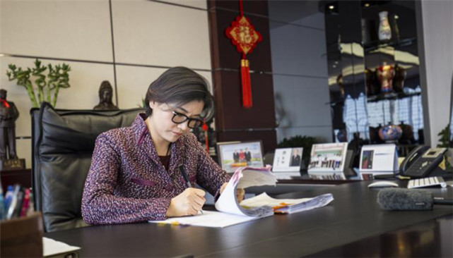 周群飞从打工妹到女首富靠一块玻璃身价680亿却嫁给司机