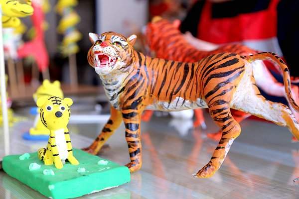 甘肃平凉:民间艺人制作"面塑老虎"迎新年 惟妙惟肖惹人爱_腾讯新闻