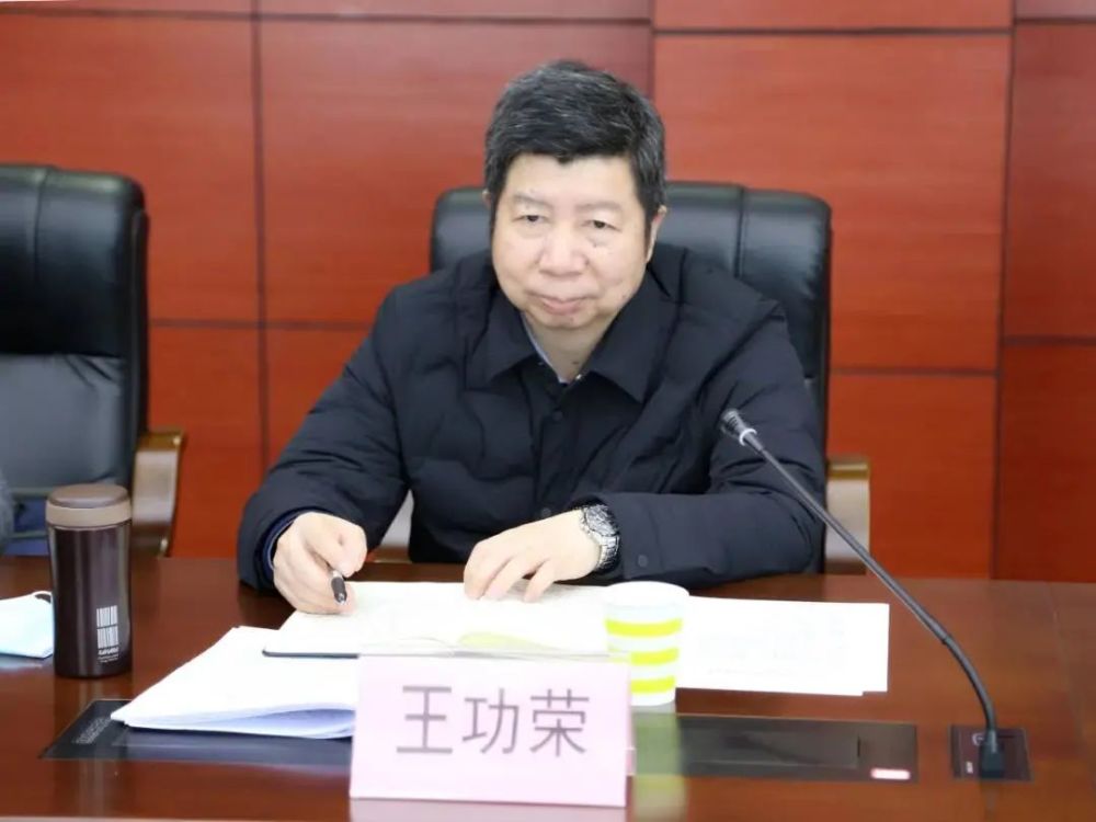 12月24日和27日,省法院二级高级法官王功荣赴黄冈,鄂州走访代表委员