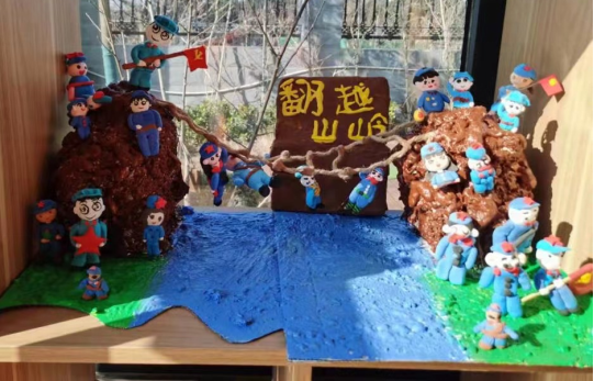 使用超轻黏土制作了一个个微型景观,为我们带来了《井冈山》,《红星