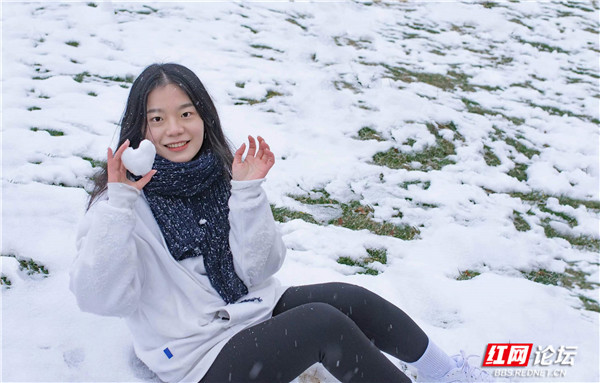 湖南妹子就是漂亮雪天的簡單妝容與一顰一笑都能美出圈