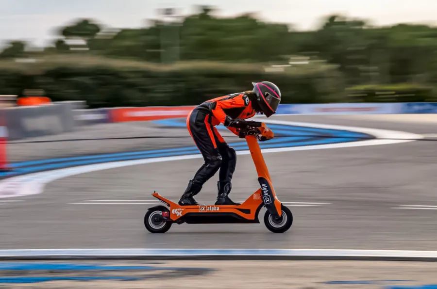 终于可以名正言顺地说我是滑板车世界冠军了