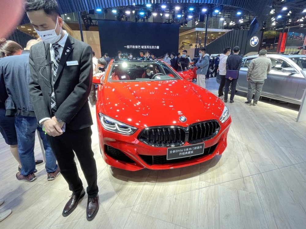 全国限量65台专属烈焰红配色实拍解析宝马8系烈焰典藏版