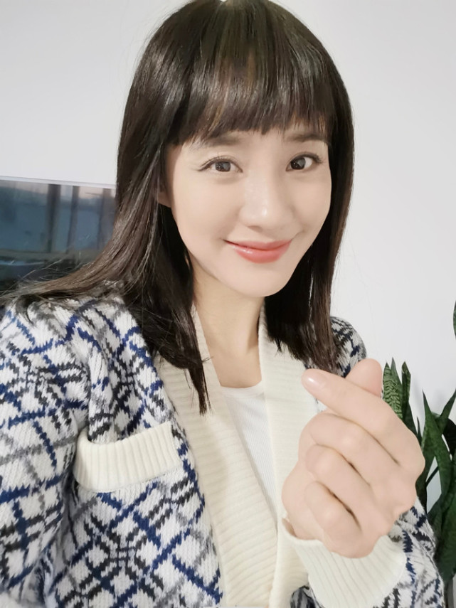 这次分享生活照,王智就选择了一件粗线针织开衫,宽松的版型穿在女神