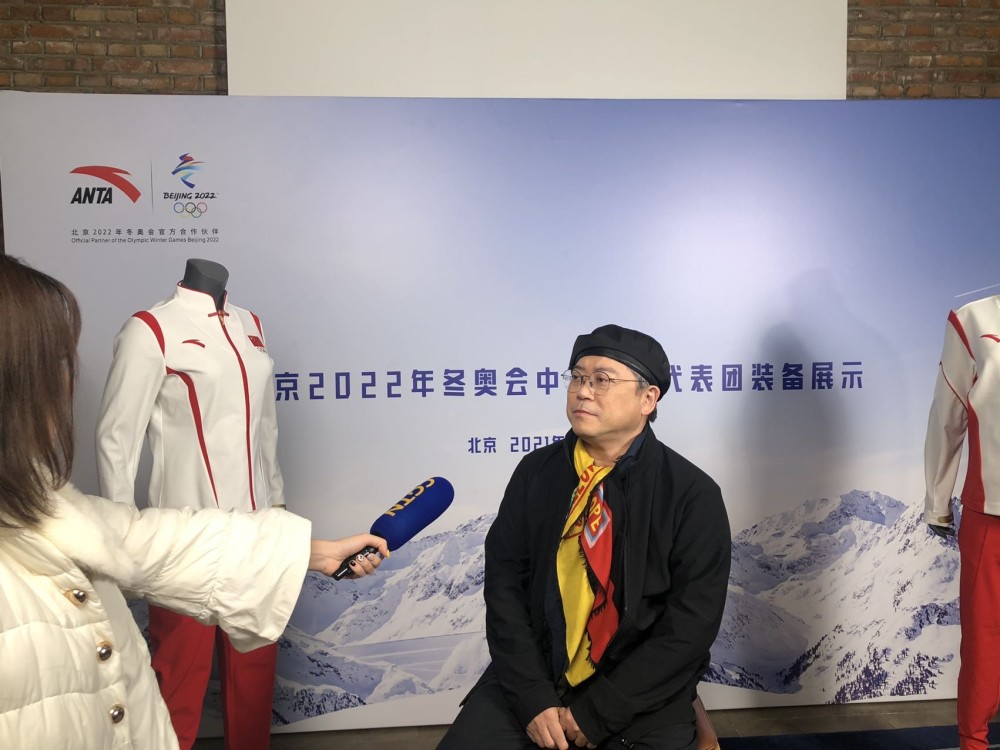 领奖服设计者叶锦添希望能让运动员感受为国征战的骄傲