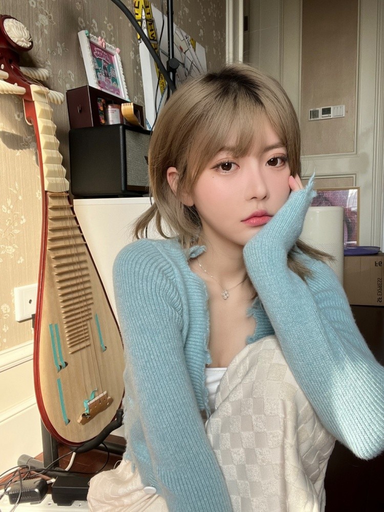 周淑怡晒照抓住年末的最后一缕阳光