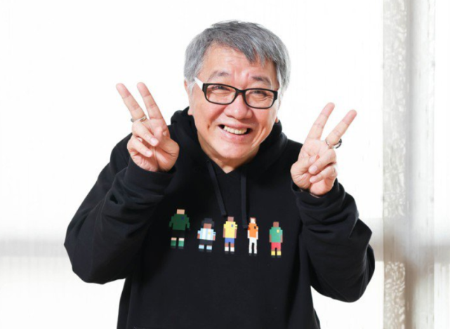 曝光的近照中,王梦麟以黑色卡通卫衣搭配牛仔裤,打扮时髦.