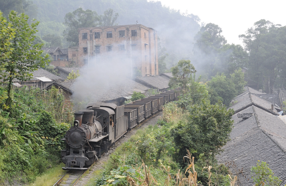 了火车,如果不是有人把铁轨铺进深山,你怎么也不会发现台儿沟这个小村