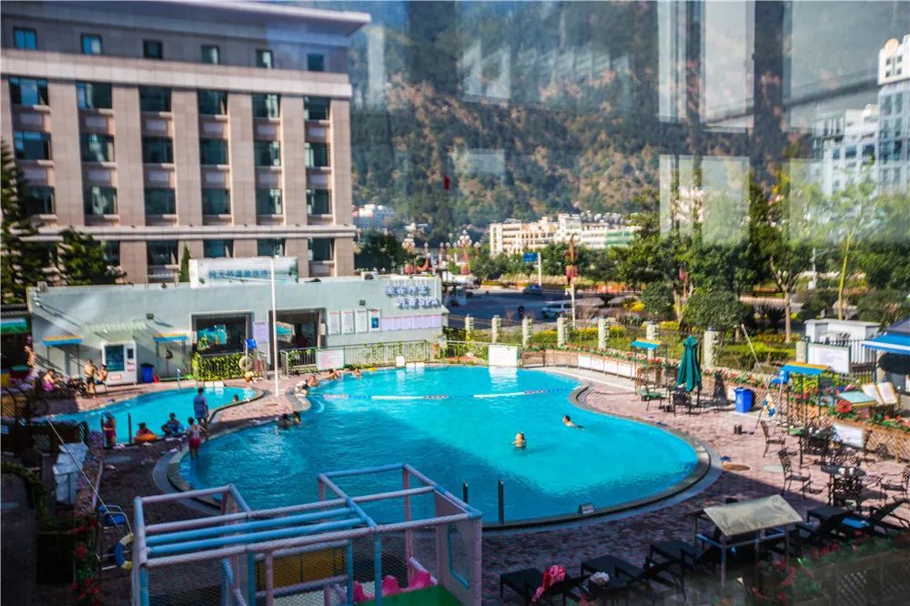 郝立艺摄影石棉温泉大酒店的温泉为纯天然温泉,泉眼离酒店约一公里余