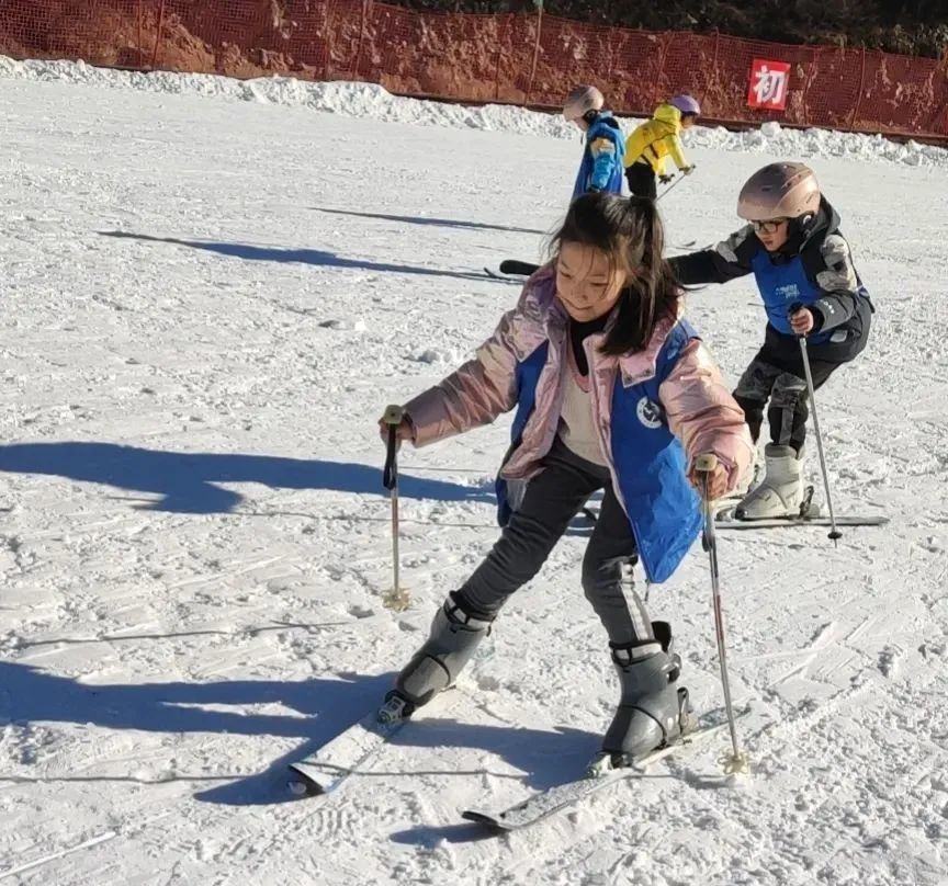 一箭天下石膏山冬令营滑雪实践活动圆