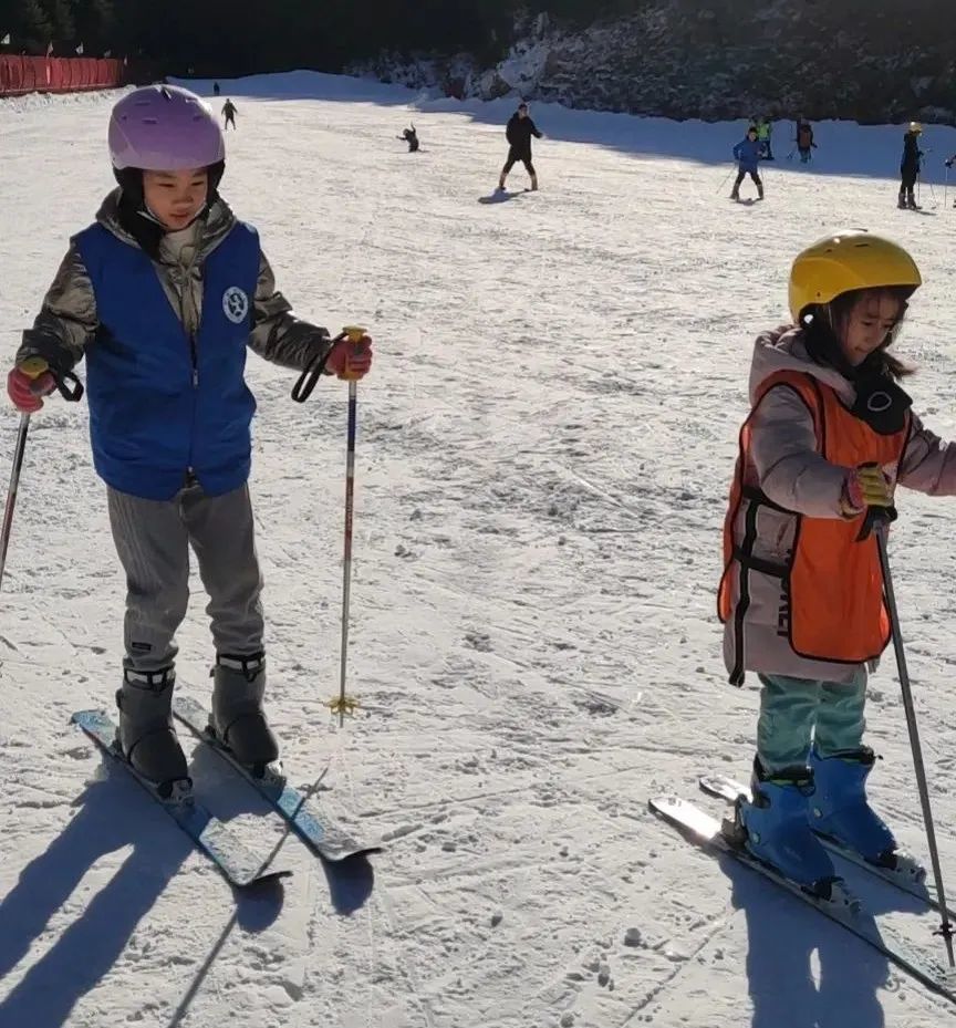 一箭天下石膏山冬令营滑雪实践活动圆满结束,滑雪场上留下了小记者们