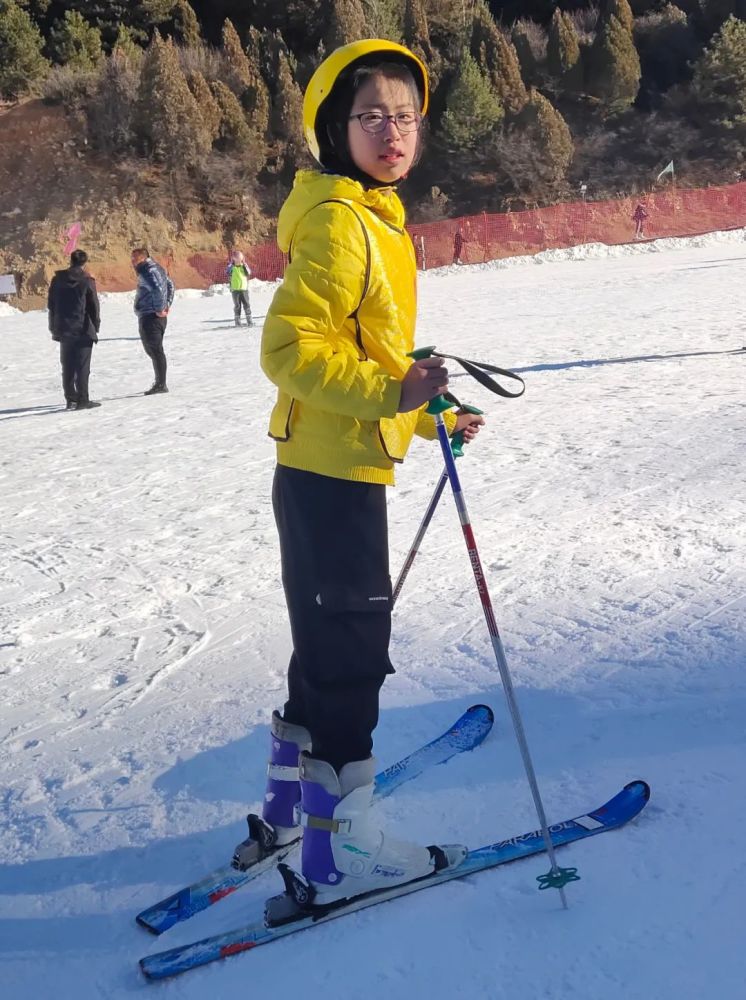 一箭天下石膏山冬令营滑雪实践活动圆满结束,滑雪场上留下了小记者们