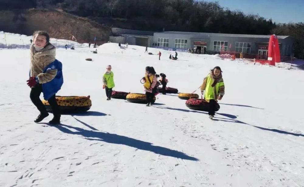 一箭天下石膏山冬令营滑雪实践活动圆满结束,滑雪场上留下了小记者们