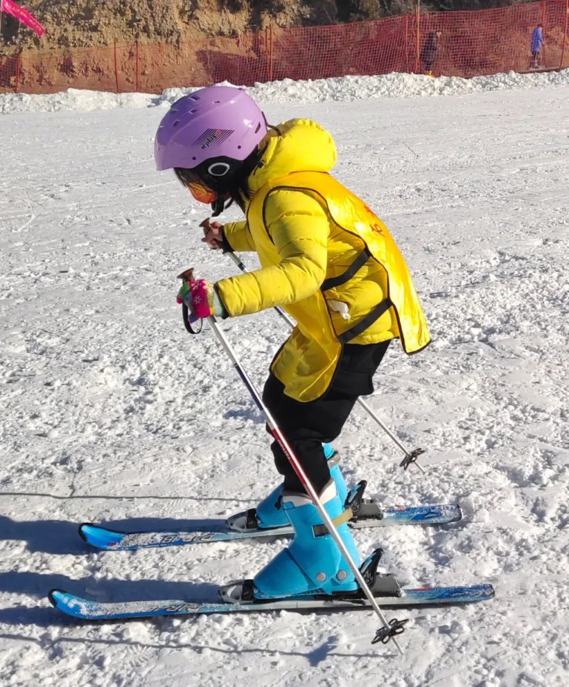 一箭天下石膏山冬令营滑雪实践活动圆满结束,滑雪场上留下了小记者们