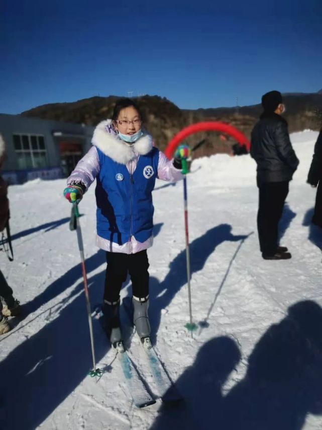 一箭天下石膏山冬令营滑雪实践活动圆满结束,滑雪场上留下了小记者们