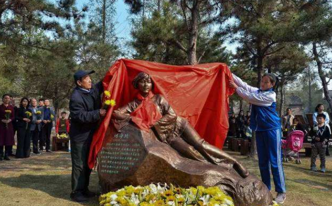 7月,女兵的家被找到,随后将她葬在了湖南革命陵园艺术墓园,距离刘守玟