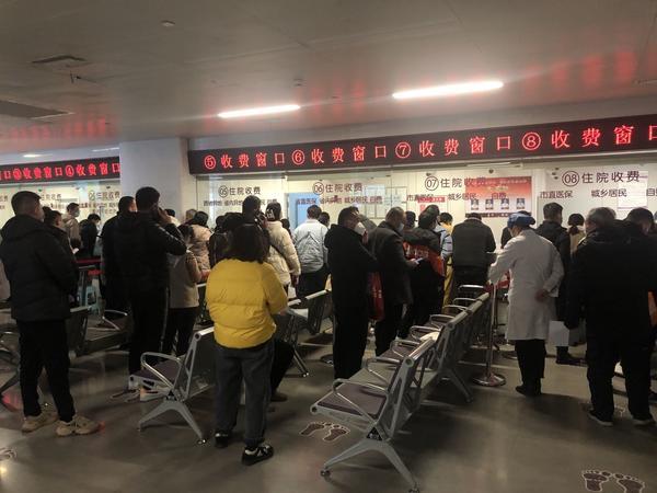 后续郑州一医院收费窗口人满为患出院手续难办理现已整改