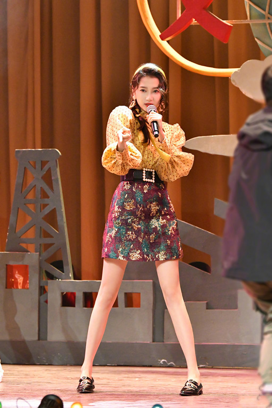 关晓彤跳舞被偷拍穿吊带上衣配短裙长手长脚172身材真不适合跳舞