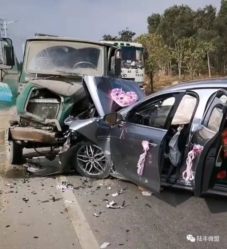 今早,陸豐南塘鎮某路段發生一起交通事故,一輛轎車(婚車)與土炮車發生