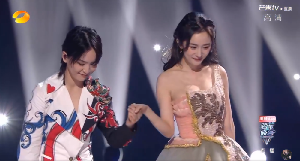 杨幂周笔畅跨年合唱小幸运牵手对视一整个被甜到