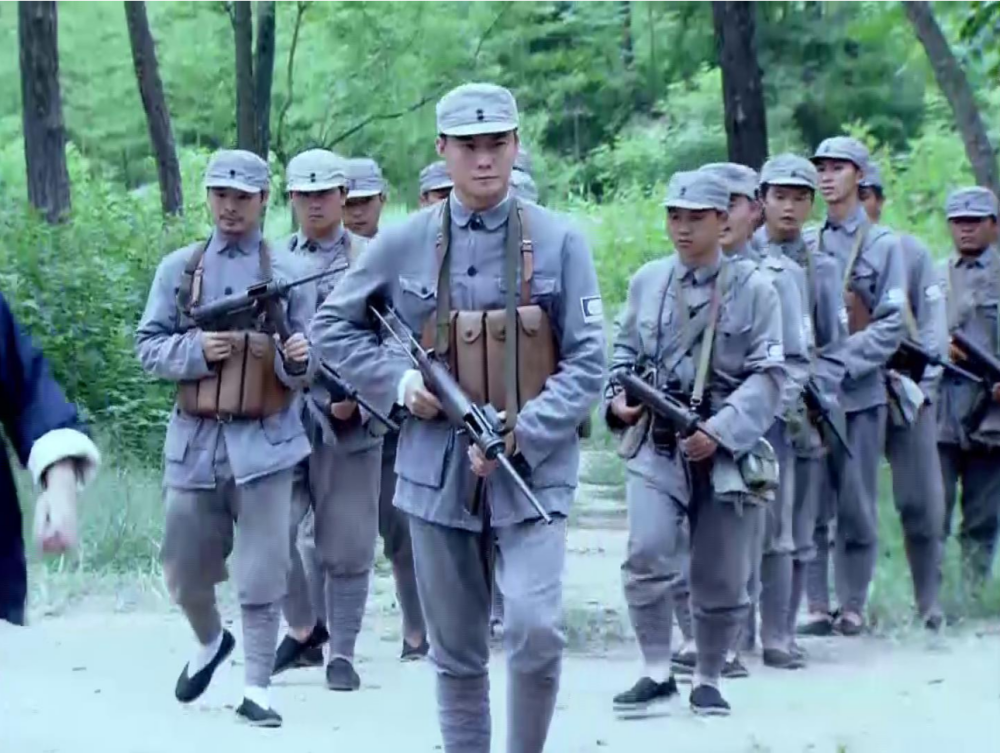 圖1如圖一所示,電視劇上的八路軍行軍排成兩個縱隊,一個挨著一個,隊形