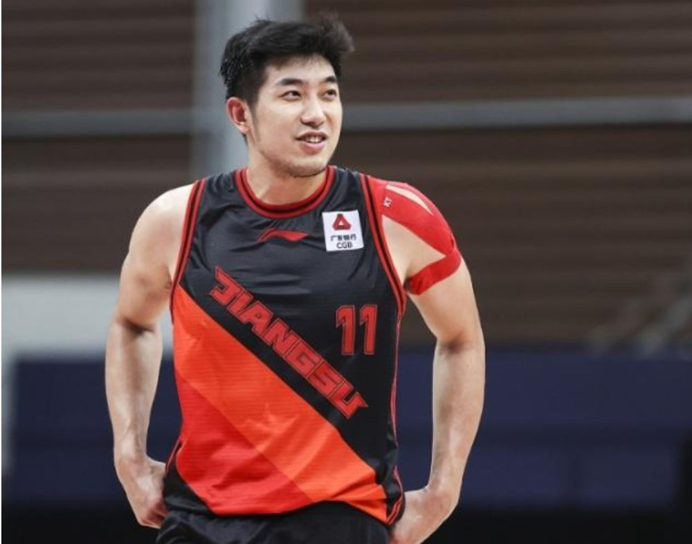 在今天cba常规赛中,江苏以97-125不敌新疆,江苏队中锋吴冠希表现抢眼