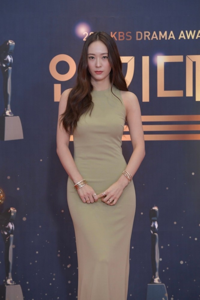 kbs演技大赏红毯郑秀晶穿勾勒腰线的卡其礼服细腰长腿太辣了