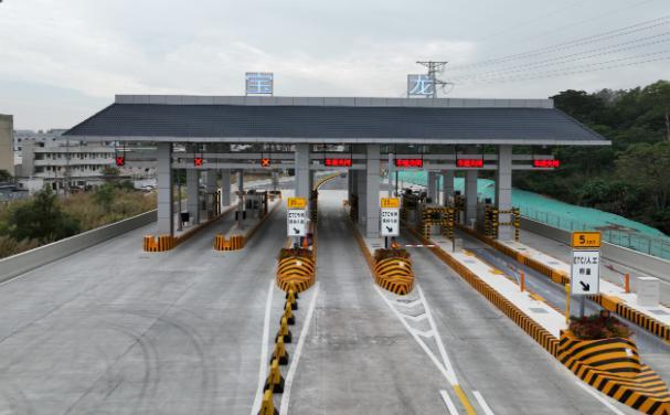 外环高速宝龙收费站.外环高速的管养运营也实现了智慧化.