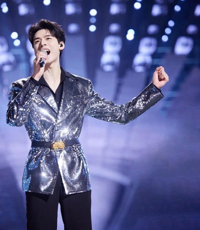 龚俊跨年晚会唱歌动作幅度太大很尴尬他发文回应