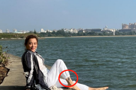 素颜皮肤白净光滑,脚腕一个纹身太抢镜