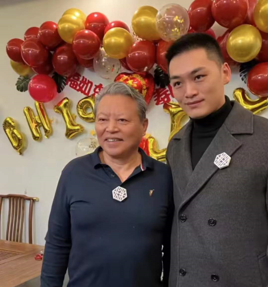 老艺术家罕聚首66岁石小满瘦脱相60岁郑晓宁红光满面激动献唱