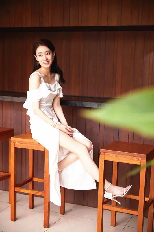 张小斐夺金鸡影后,一次活动换三套礼服好夸张,和贾玲狠狠拥抱插图6