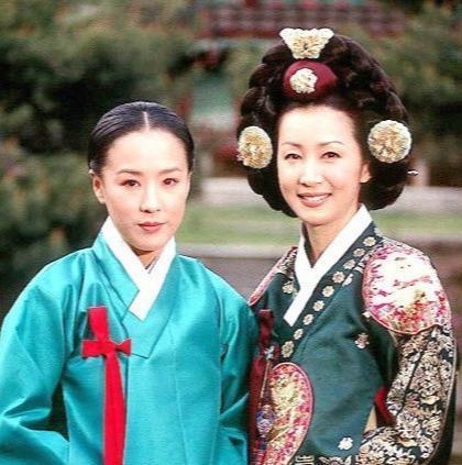 文定王后也来自坡平尹氏,和上一任王后章敬王后同出尹氏,算是远房亲戚