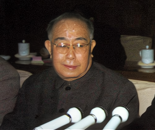 如今越来越多的人都投入到建设祖国的事业中,中华民族将会以更自信的