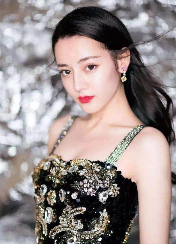 迪丽热巴身材天生是美人胚子