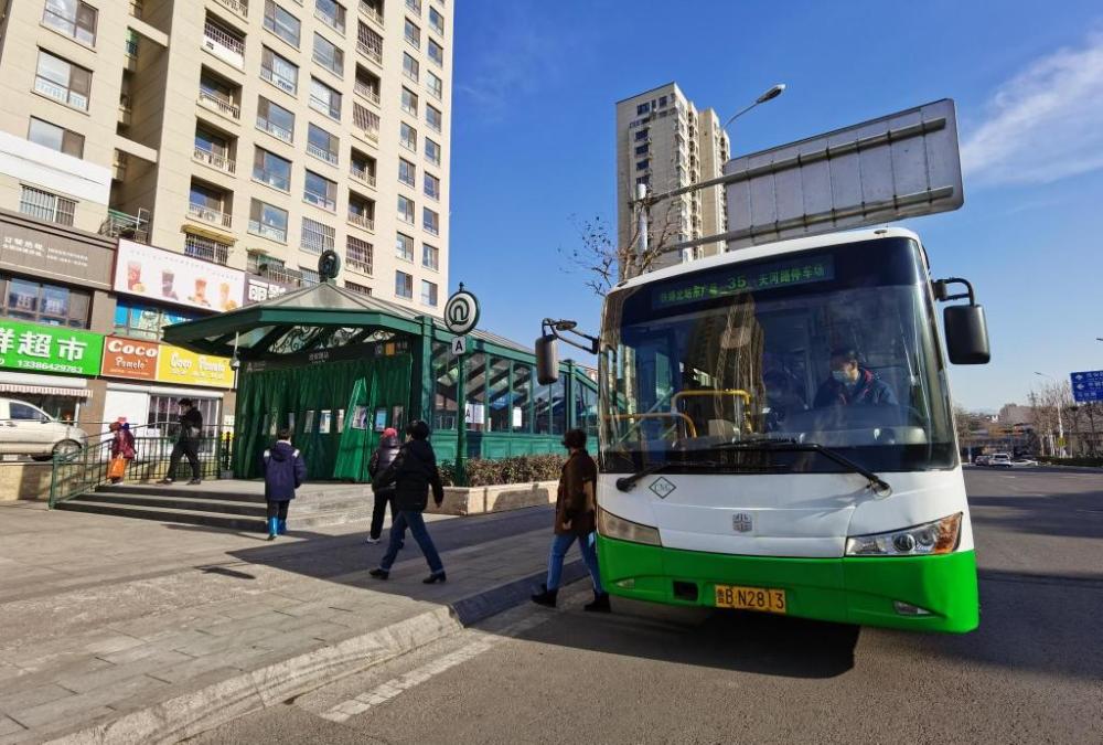 節假日期間,隧道1路實施雙末車,備足機動運力,對鐵路青島站蘭山路