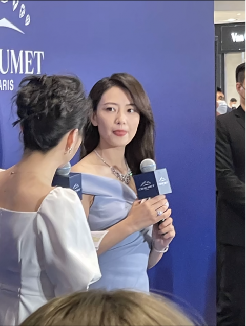 高圆圆活动生图曝光穿蓝色连衣裙知性优雅吐舌卖萌清纯烂漫