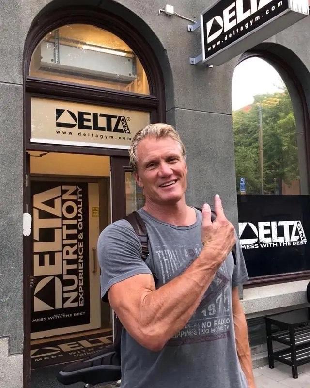 硬汉杜夫朗格63岁娶25岁娇妻上演爷孙恋男人越老越要健身