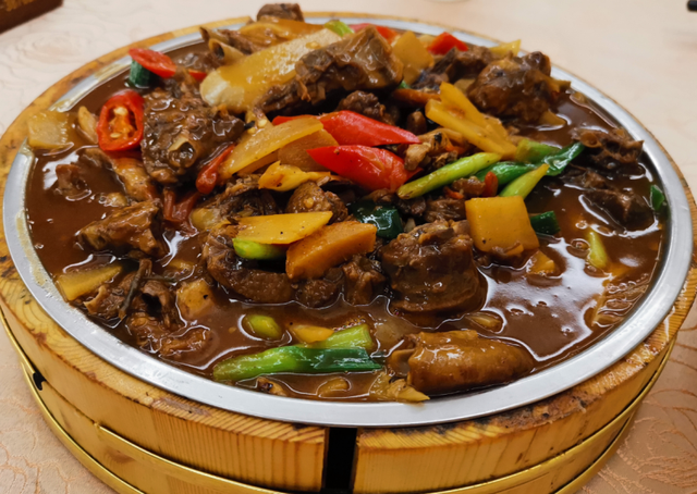 一,酸笋焖鸭酸笋焖鸭是广东韶关一带的汉族风味名菜,巧妙搭配让鸭肉去