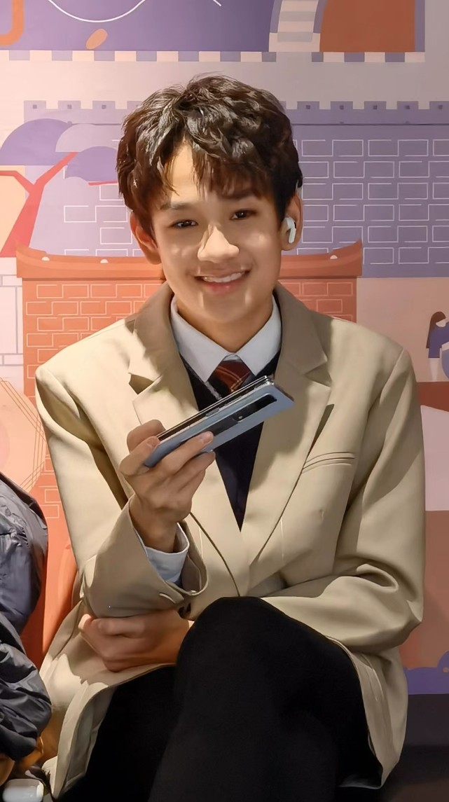 根正苗红李梦潇上央视跨年晚会 优秀少年弘扬中国梦传递正能量