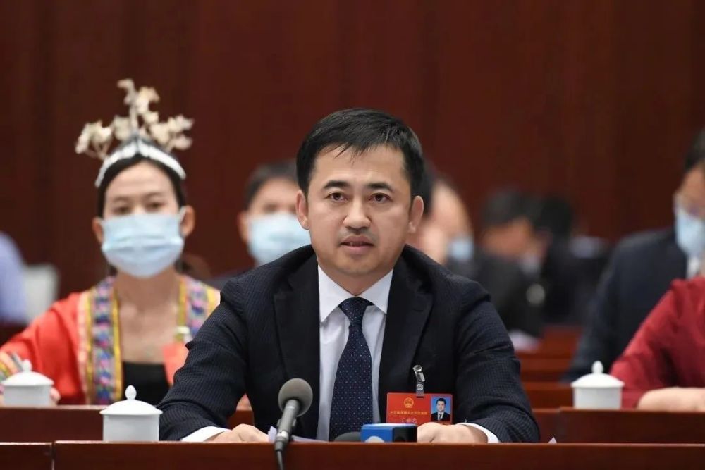 最有名的是安踏的丁世忠,丁世家和丁雅丽兄妹三人.