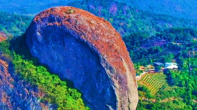 广东省德庆县华表石,被称之为为石山一绝和西江第一怪石