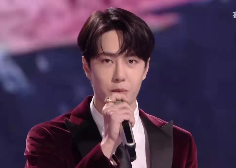 然而引起大家注意的是,王一博手持话筒讲话时,手上戴的是天天兄弟的