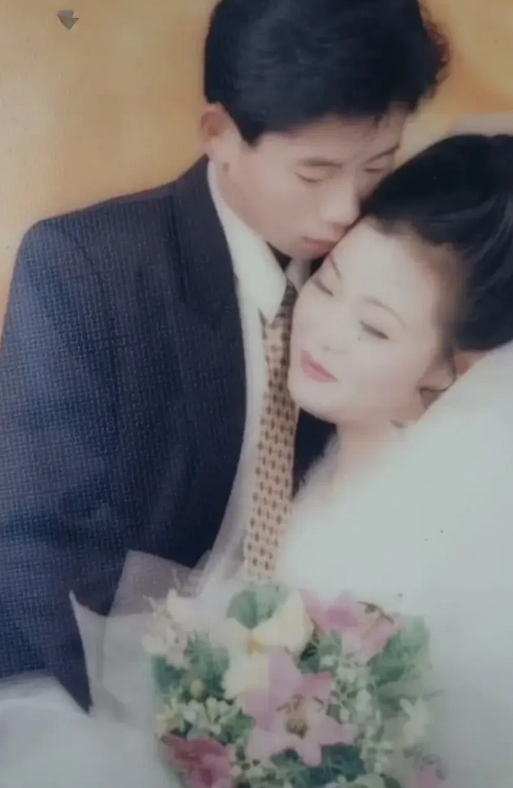 满眼都是怀中的老婆,可见自结婚起,孙海洋就是个爱老婆的男人了