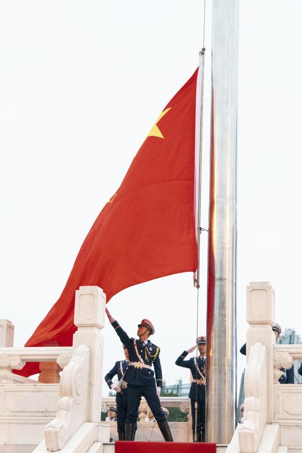 向国旗敬礼福州新年的第一面五星红旗由火焰蓝升起