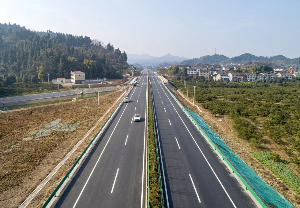 g241国道宜长大道全长27.8公里,其中长阳19.2公里(含鸡公岩隧道2.