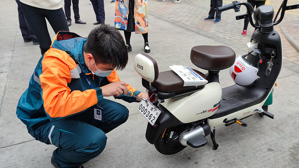 東莞第一輛登記上牌電動自行車出爐辦理只需一次車牌郵寄到家