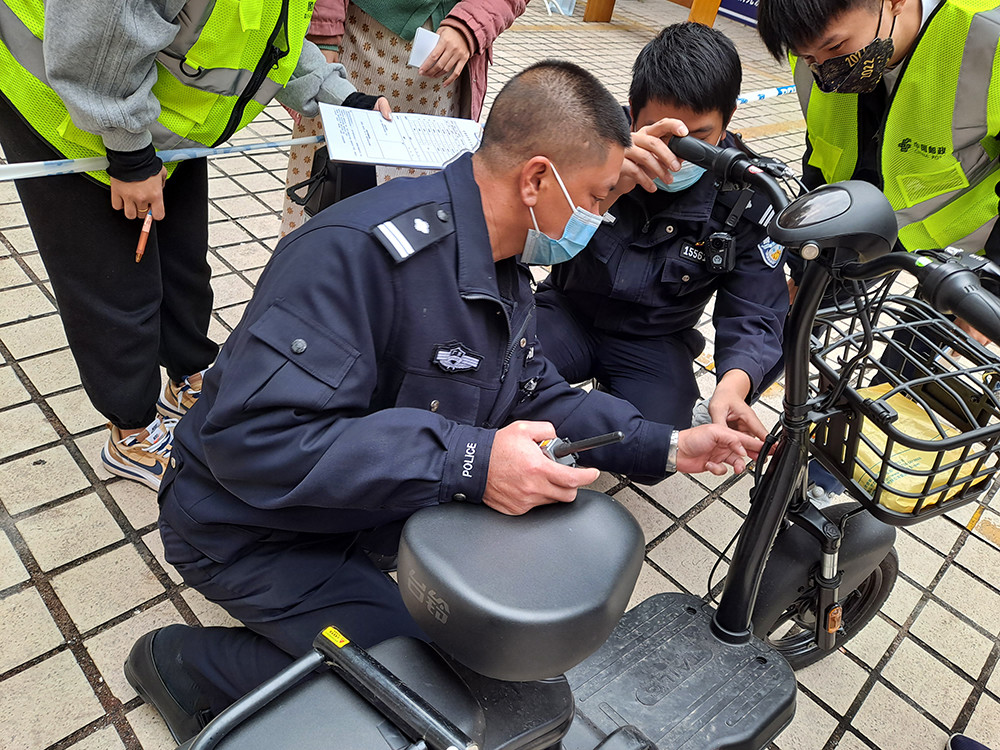 东莞第一辆登记上牌电动自行车出炉办理只需一次车牌邮寄到家